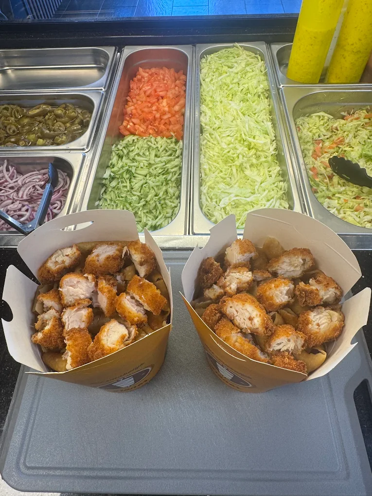 Krokante chicken tenders met friet en salades