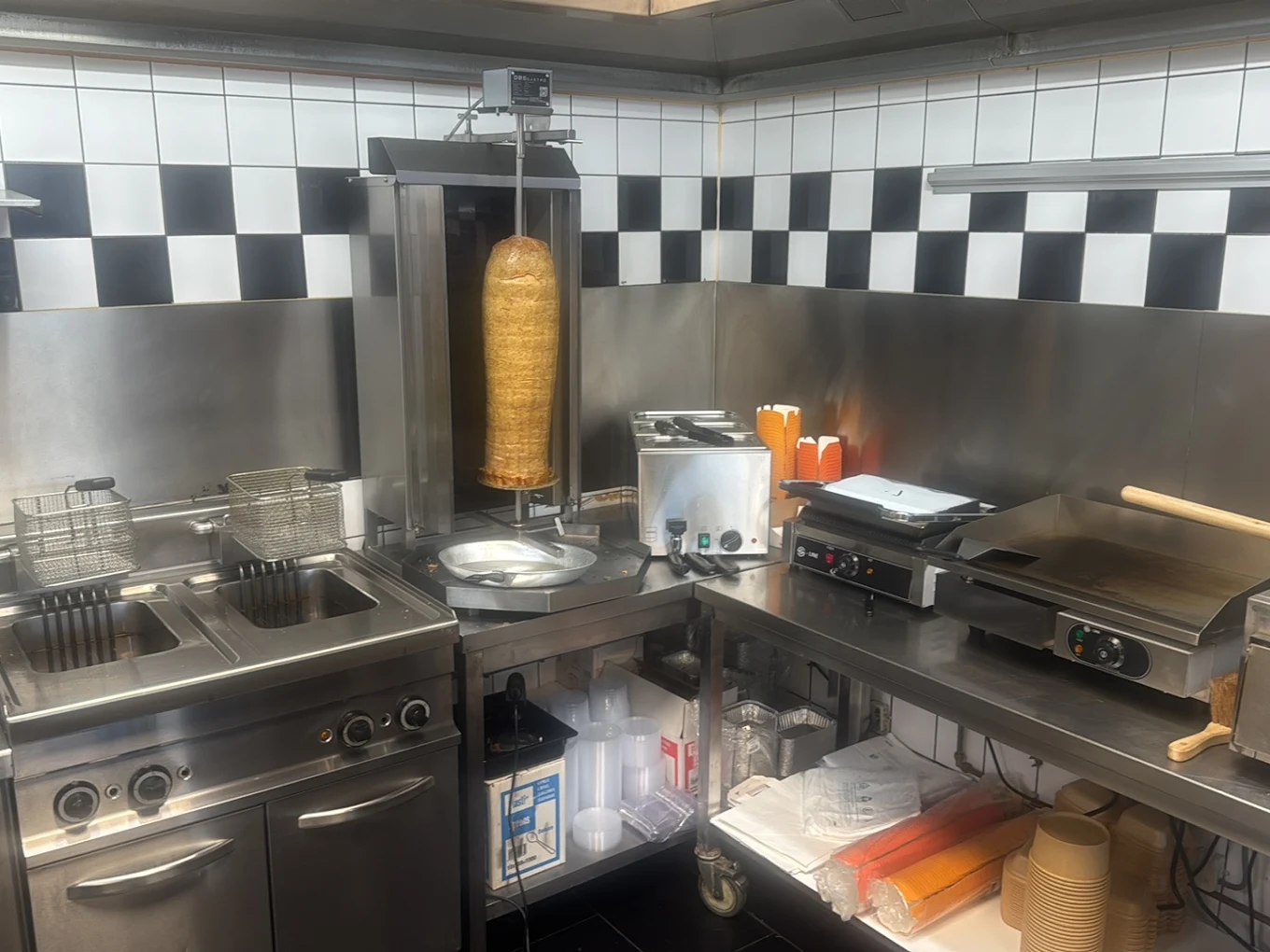 Open keuken met döner spies en grill